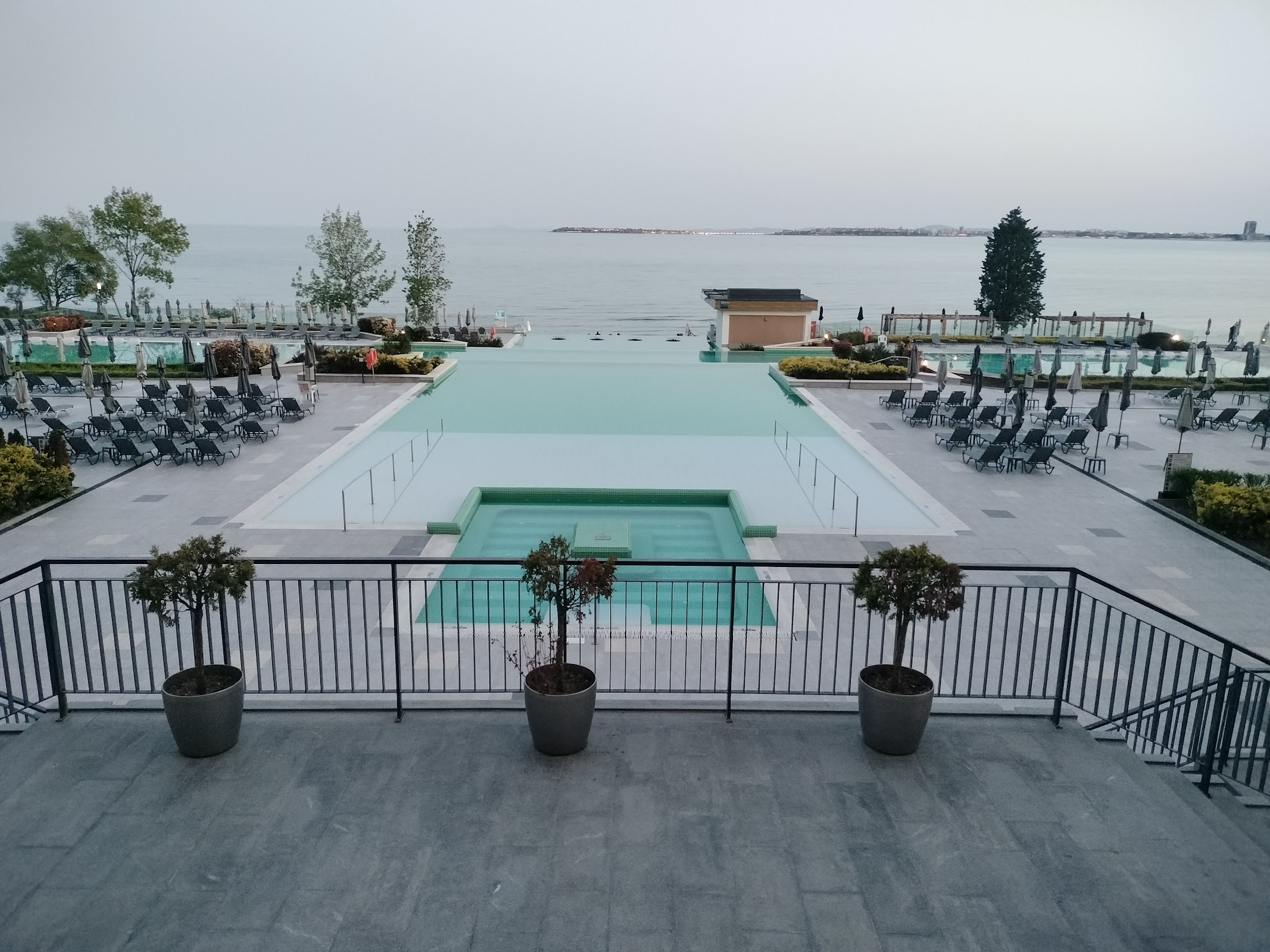 Basen przy hotelu na wybrzeżu Bułgarii, infinity pool z widokiem na Morze Czarne