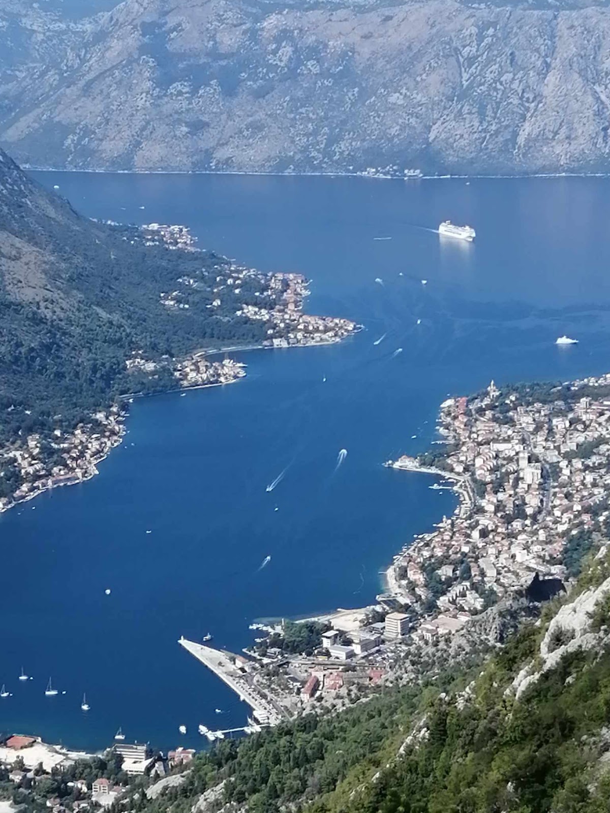 Boka Kotorska z lotu ptaka, fiordowy zatoki Czarnogóry z białymi miasteczkami